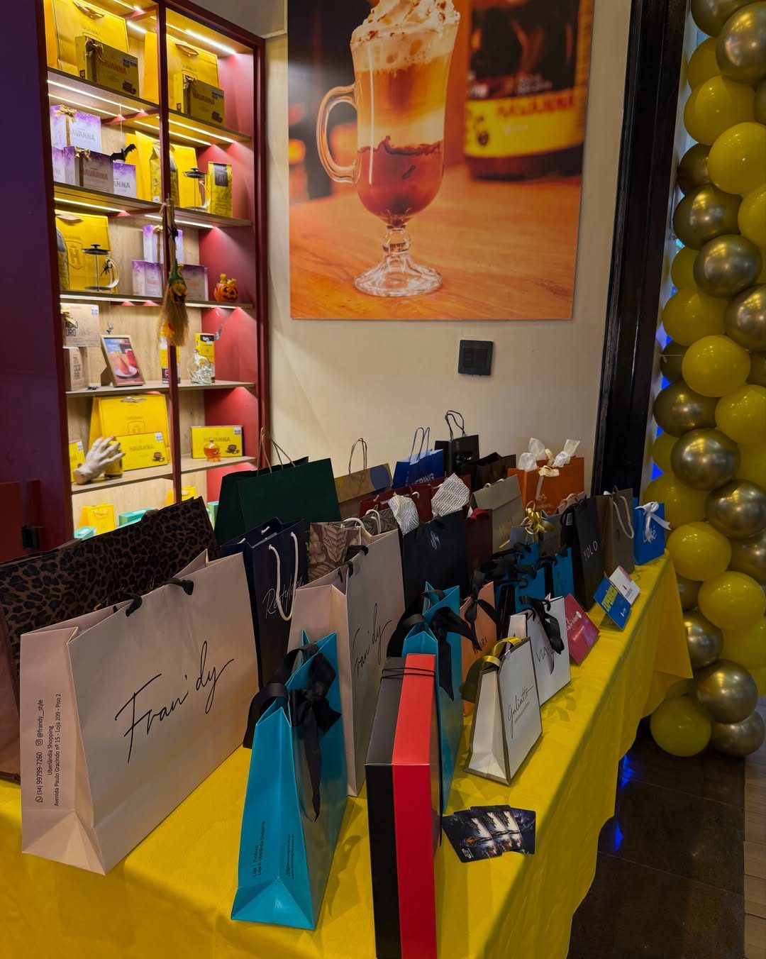Mesa com sacolas de presente na loja