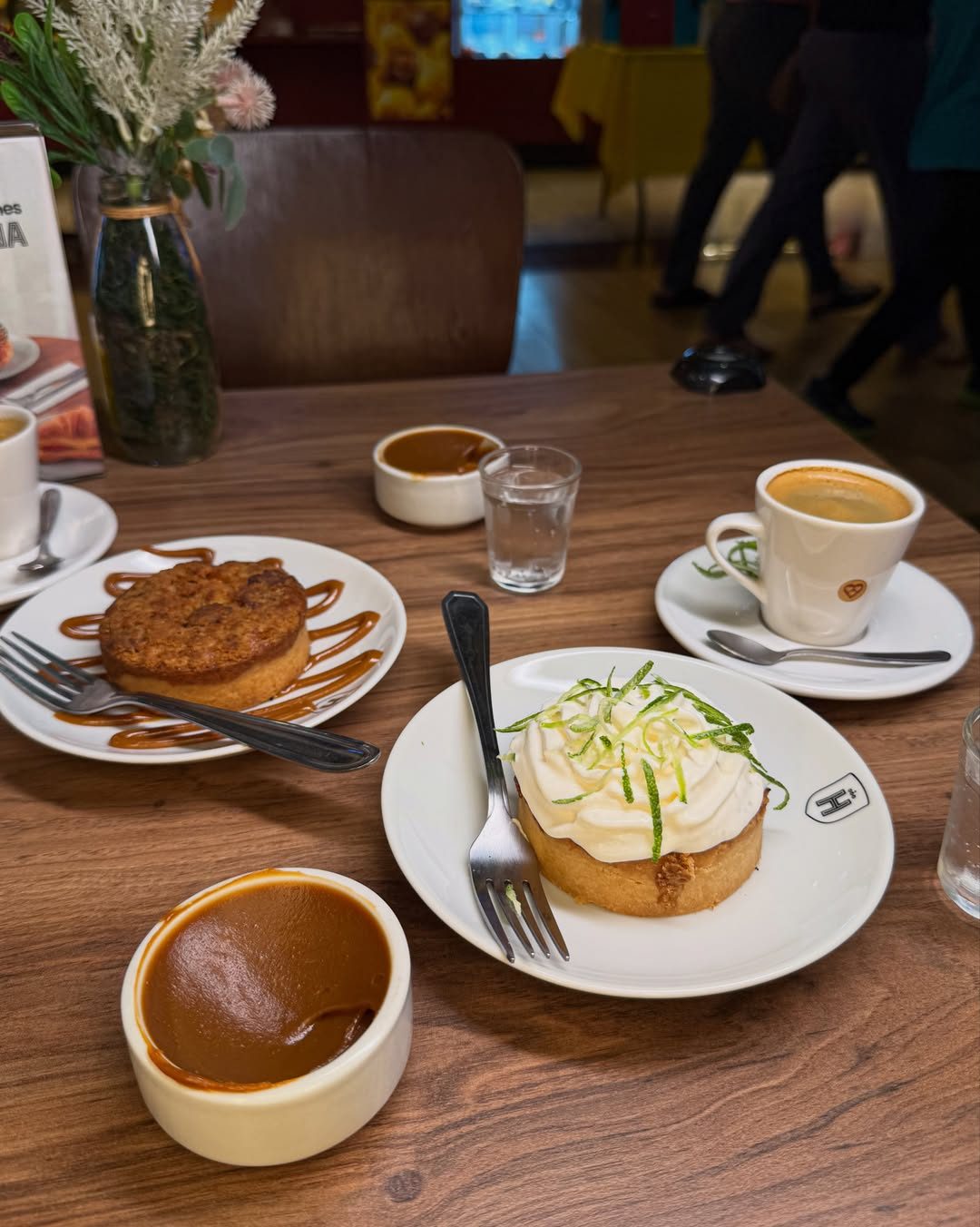 Mesa com cafés e tortas na Havanna
