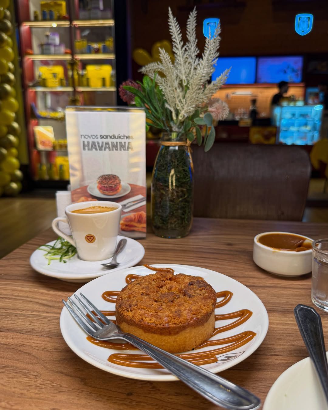 Café com torta e doce de leite