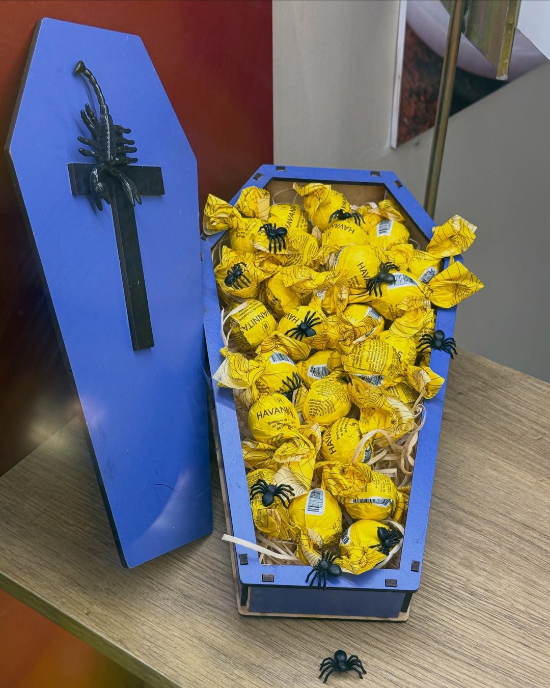 Caixa temática de Halloween com alfajores